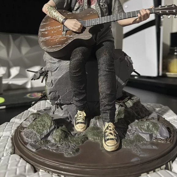 The Last Of Us Part 2 ELLIE Statue from Collector's Edition - New collectible - Picture 6 of 10
